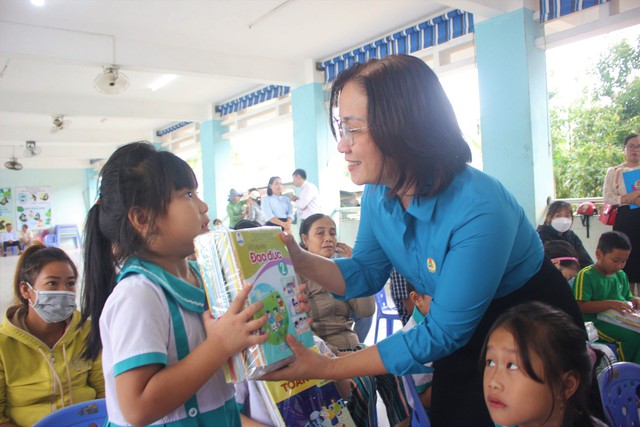 Đà Nẵng: toàn bộ học sinh bị ảnh hưởng do mưa lũ được hỗ trợ sách giáo khoa - Ảnh 1.