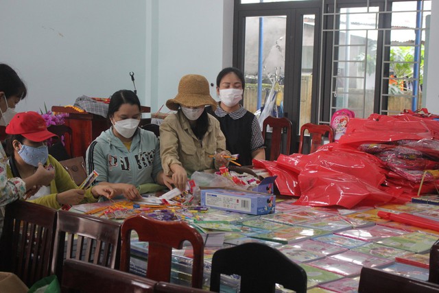 Đà Nẵng: toàn bộ học sinh bị ảnh hưởng do mưa lũ được hỗ trợ sách giáo khoa - Ảnh 2.