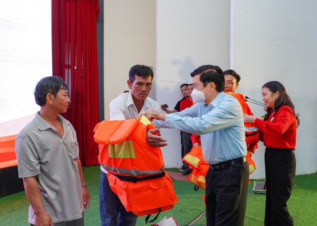 Ngư dân nghèo Bình Thuận nhận 1.000 bộ áo phao cứu sinh đa năng từ NovaGroup - Ảnh 1.