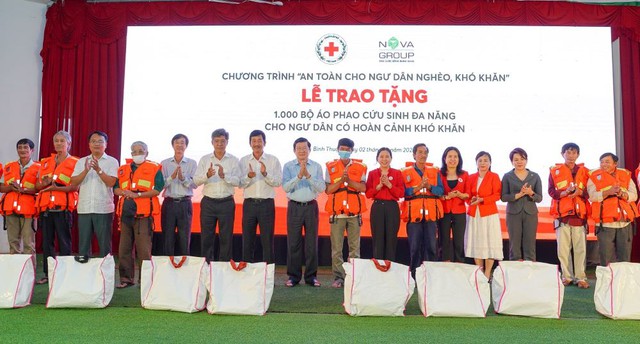 Ngư dân nghèo Bình Thuận nhận 1.000 bộ áo phao cứu sinh đa năng từ NovaGroup - Ảnh 2.