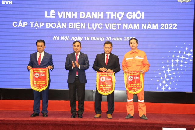 12 công nhân EVNCPC được vinh danh thợ giỏi cấp EVN năm 2022 - Ảnh 2. 12 công nhân EVNCPC được vinh danh thợ giỏi cấp EVN năm 2022 - Ảnh 2.