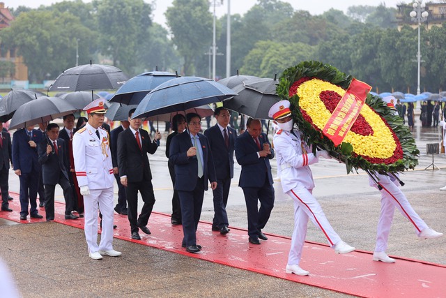 Các đại biểu Quốc hội vào Lăng viễng Chủ tịch Hồ Chí Minh - Ảnh 1.