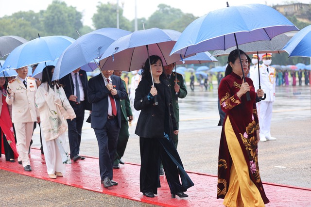 Các đại biểu Quốc hội vào Lăng viễng Chủ tịch Hồ Chí Minh - Ảnh 3.