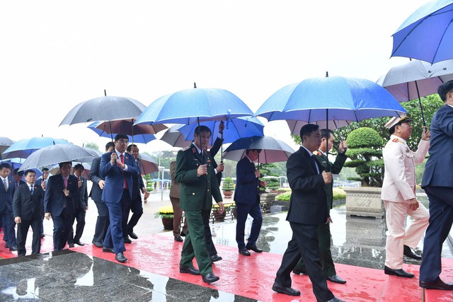 Các đại biểu Quốc hội vào Lăng viễng Chủ tịch Hồ Chí Minh - Ảnh 4.