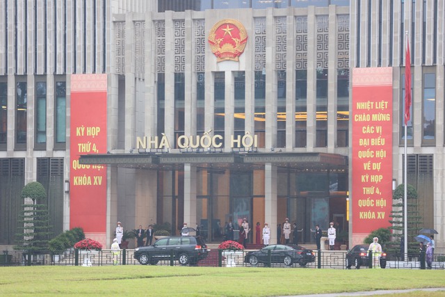 Các đại biểu Quốc hội vào Lăng viễng Chủ tịch Hồ Chí Minh - Ảnh 6.