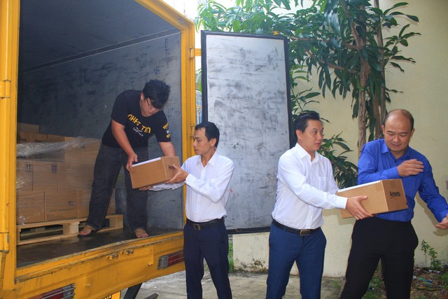 Báo điện tử Chính phủ, cùng Amway trao quà cho bà con vùng lụt tại Đà Nẵng - Ảnh 5.