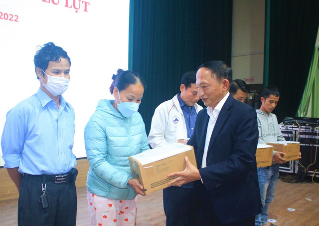 Báo điện tử Chính phủ cùng Amway trao quà cho bà con vùng lụt tại Đà Nẵng - Ảnh 7.