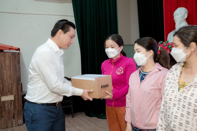 Báo Điện tử Chính phủ cùng Amway trao quà cho bà con vùng lụt tại Đà Nẵng - Ảnh 7.