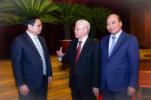 Tổng Bí thư Nguyễn Phú Trọng trao đổi với Thủ tướng Chính phủ Phạm Minh Chính bên lề Hội nghị - Ảnh: VGP/Nhật Bắc