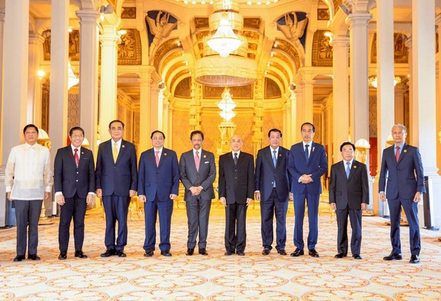 Lãnh đạo các nước ASEAN tiếp kiến Quốc vương Campuchia - Ảnh 2.