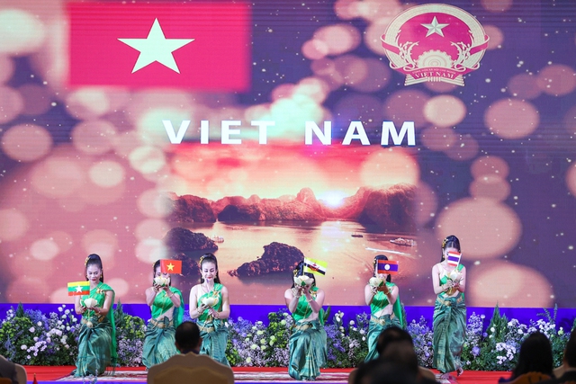 Thủ tướng Phạm Minh Chính tham dự lễ khai mạc chính thức Hội nghị Cấp cao ASEAN - Ảnh 6.