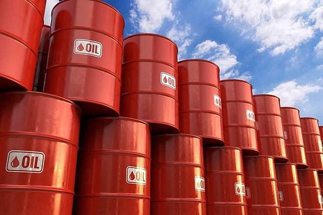 Nhập khẩu xăng dầu tiếp tục giảm trong tháng 10 - Ảnh 1.