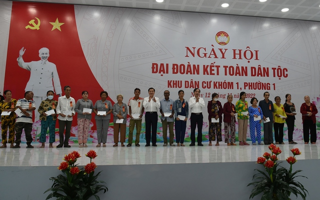 Đồng chí Lê Minh Khái vui hội Đại đoàn kết cùng bà con Giá Rai, Bạc Liêu - Ảnh 5. Đồng chí Lê Minh Khái vui hội Đại đoàn kết cùng bà con Giá Rai, Bạc Liêu - Ảnh 5.