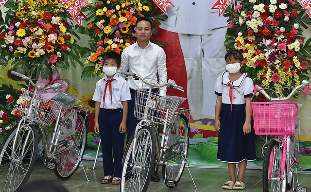 Phó Thủ tướng Lê Văn Thành dự Ngày hội Đại đoàn kết tại Long An - Ảnh 6. Phó Thủ tướng Lê Văn Thành dự Ngày hội Đại đoàn kết tại Long An - Ảnh 6.