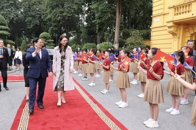 Chùm ảnh: Hai Thủ tướng Việt Nam - New Zealand thăm nhà sàn Bác Hồ - Ảnh 12.