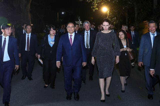 Chùm ảnh: Hai Thủ tướng Việt Nam - New Zealand thăm nhà sàn Bác Hồ - Ảnh 1.