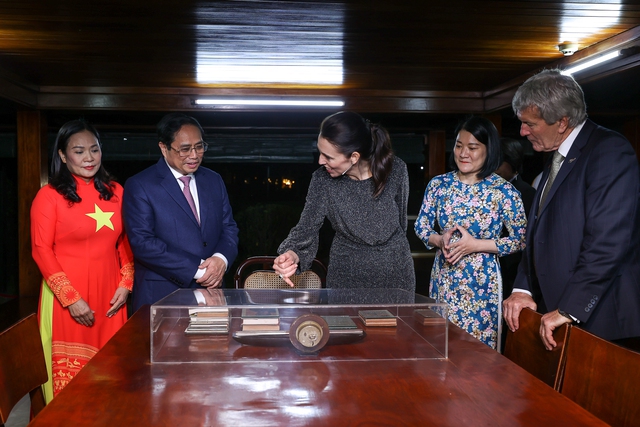 Chùm ảnh: Hai Thủ tướng Việt Nam - New Zealand thăm nhà sàn Bác Hồ - Ảnh 3.