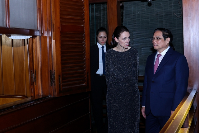 Chùm ảnh: Hai Thủ tướng Việt Nam - New Zealand thăm nhà sàn Bác Hồ - Ảnh 2.