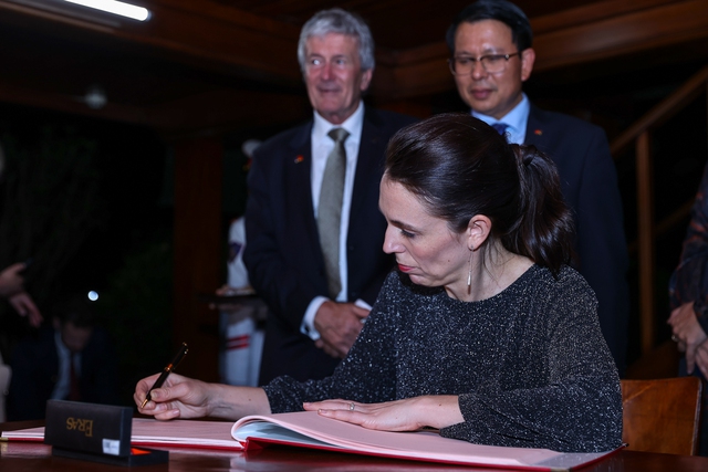 Chùm ảnh: Hai Thủ tướng Việt Nam - New Zealand thăm nhà sàn Bác Hồ - Ảnh 6.
