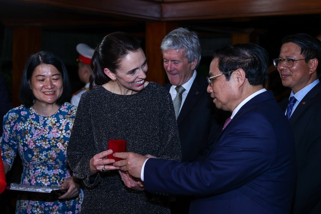 Chùm ảnh: Hai Thủ tướng Việt Nam - New Zealand thăm nhà sàn Bác Hồ - Ảnh 5.