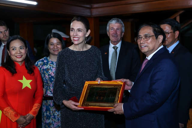 Chùm ảnh: Hai Thủ tướng Việt Nam - New Zealand thăm nhà sàn Bác Hồ - Ảnh 4.