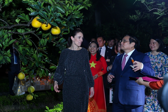 Chùm ảnh: Hai Thủ tướng Việt Nam - New Zealand thăm nhà sàn Bác Hồ - Ảnh 7.