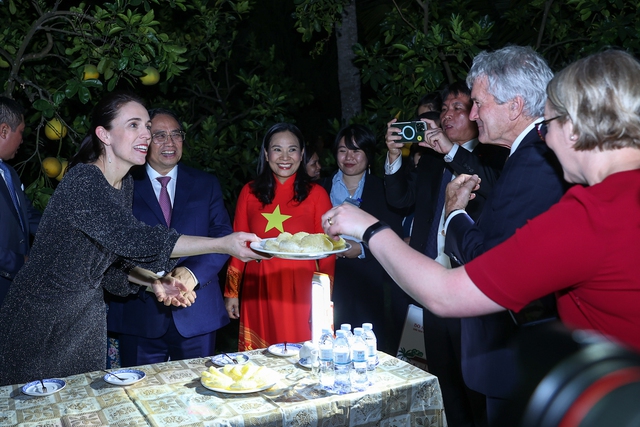 Chùm ảnh: Hai Thủ tướng Việt Nam - New Zealand thăm nhà sàn Bác Hồ - Ảnh 10.