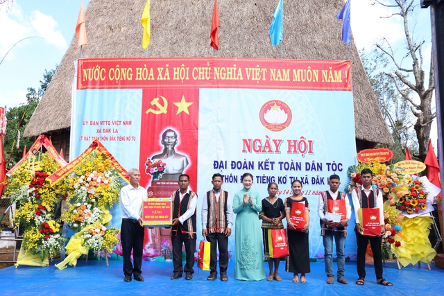 Bộ trưởng Bộ Quốc phòng dự Ngày hội Đại đoàn kết toàn dân tộc tại Kon Tum - Ảnh 2.