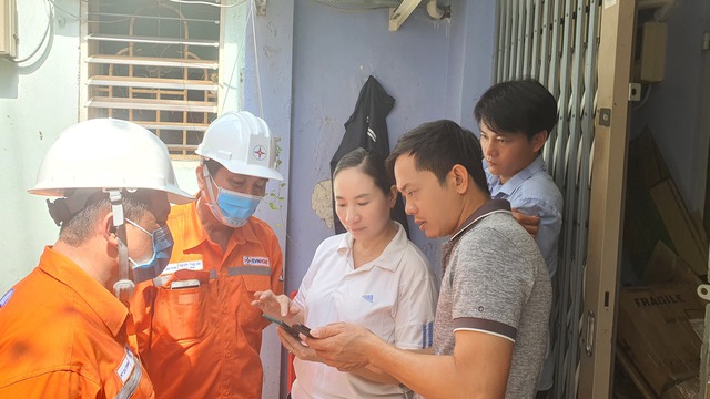 Điện lực TPHCM đẩy mạnh các chuyển đổi số để gia tăng tiện ích cho khách hàng - Ảnh 1. Điện lực TPHCM đẩy mạnh các chuyển đổi số để gia tăng tiện ích cho khách hàng - Ảnh 1.