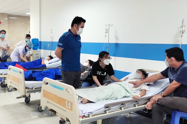 Học sinh đang điêu trị bệnh viện sáng 18/11 (Ảnh: Vietnamnet).
