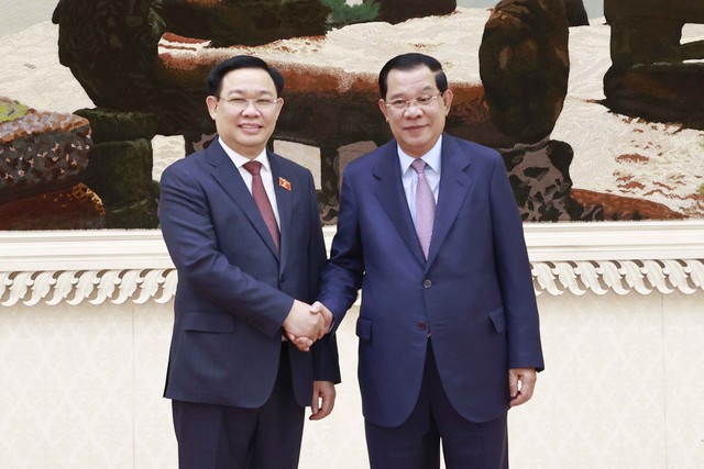 Chủ tịch Quốc hội Vương Đình Huệ hội kiến lãnh đạo Chính phủ Campuchia - Ảnh 1.