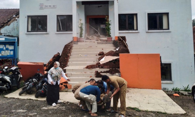 Động đất ở Indonesia: Ít nhất 46 người thiệt mạng, 700 người bị thương - Ảnh 1.