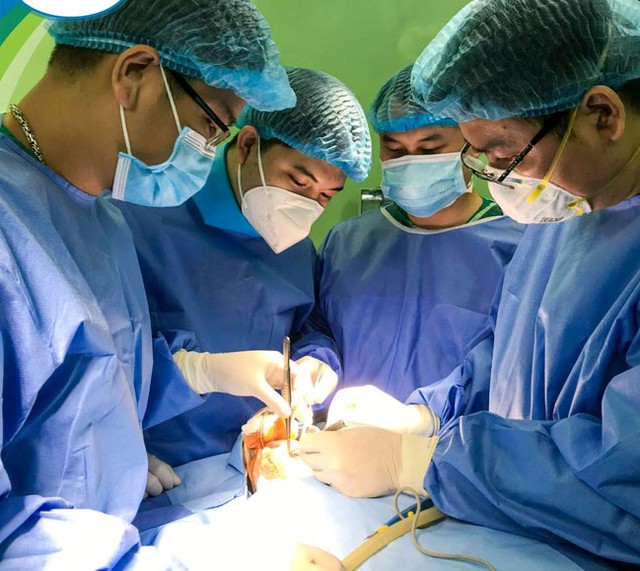 Trẻ 17 ngày tuổi được phẫu thuật thành công dị tật mặt rất hiếm gặp - Ảnh 1. Trẻ 17 ngày tuổi được phẫu thuật thành công dị tật mặt rất hiếm gặp - Ảnh 1.