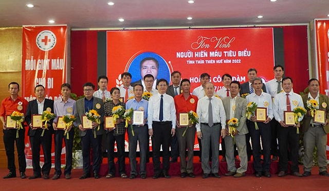 Thừa Thiên Huế: Tôn vinh 100 người tình nguyện hiến máu tiêu biểu - Ảnh 1.