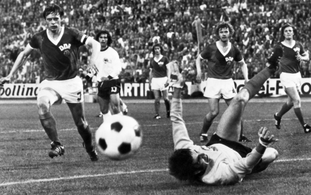 Những 'cú sốc' nghiêng ngả trong lịch sử FIFA World Cup - Ảnh 3.