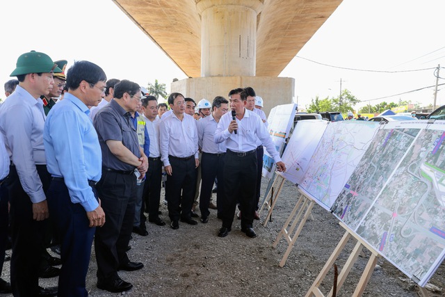 Thủ tướng kiểm tra các dự án hạ tầng quan trọng tại TPHCM - Ảnh 4.