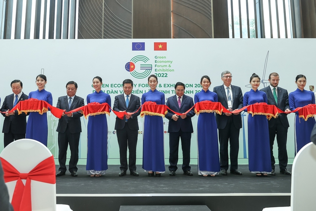 Thủ tướng Phạm Minh Chính cắt băng khai mạc Triển lãm Kinh tế xanh được tổ chức cùng thời gian Diễn đàn với hàng trăm gian hàng triển lãm của 20 nhóm tập đoàn công nghiệp xanh từ các nước châu Âu - Ảnh: VGP/Nhật Bắc