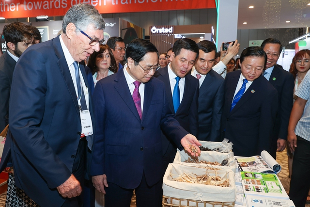 Thủ tướng Phạm Minh Chính thăm các gian hàng tại triển lãm - Ảnh: VGP/Nhật Bắc