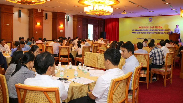 Bộ Tư pháp tổ chức Hội nghị tập huấn kỹ năng phổ biến, giáo dục pháp luật tại Khánh Hòa   - Ảnh 1.