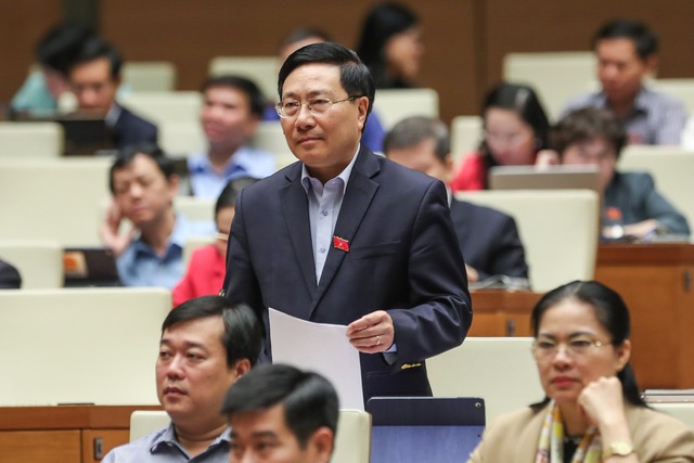 Phó Thủ tướng Thường trực trả lời chất vấn về nguyên tắc bố trí giáo viên, cán bộ y tế - Ảnh 1. Phó Thủ tướng Thường trực trả lời chất vấn về nguyên tắc bố trí giáo viên, cán bộ y tế - Ảnh 1.