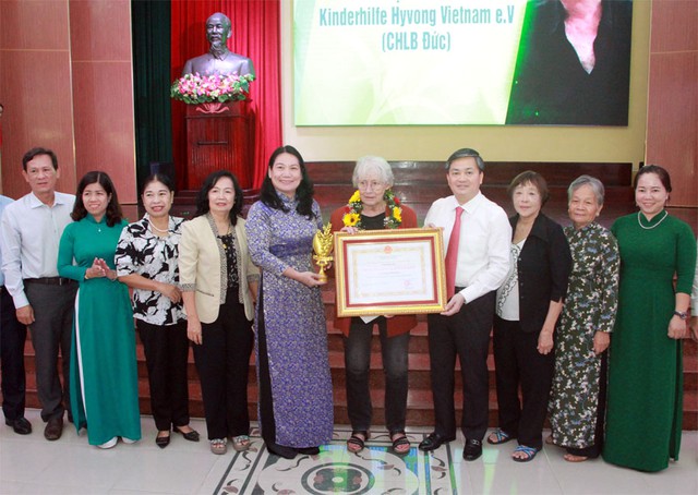 Bến Tre: Trao 200 suất học bổng Nguyễn Thị Định năm học 2022-2023 - Ảnh 1. Bến Tre: Trao 200 suất học bổng Nguyễn Thị Định năm học 2022-2023 - Ảnh 1.
