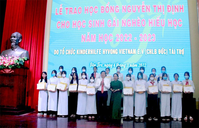 Bến Tre: Trao 200 suất học bổng Nguyễn Thị Định năm học 2022-2023 - Ảnh 2.