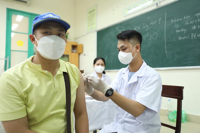 Việt Nam: Đi sau về trước trong tiêm chủng vaccine phòng COVID-19 - Ảnh 1.