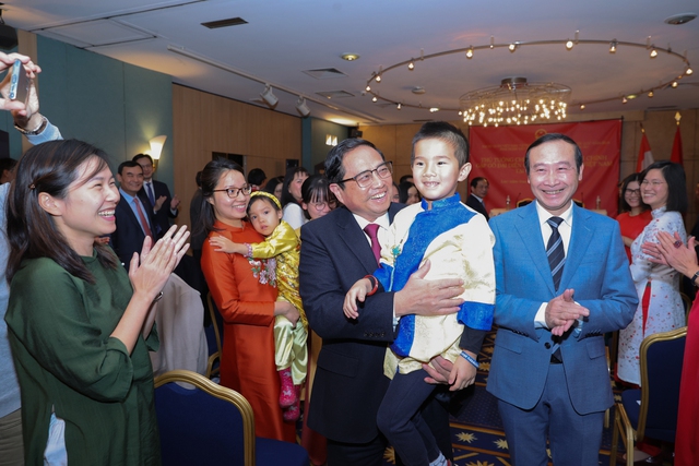 Thủ tướng: Dù ở đâu, đóng góp được cho đất nước là yêu nước - Ảnh 3. Thủ tướng: Dù ở đâu, đóng góp được cho đất nước là yêu nước - Ảnh 3.