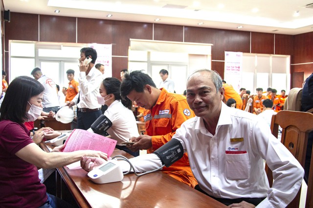 Các đơn vị thuộc EVNCPC tích cực tham gia phong trào hiến máu tình nguyện - Ảnh 3. Các đơn vị thuộc EVNCPC tích cực tham gia phong trào hiến máu tình nguyện - Ảnh 3.