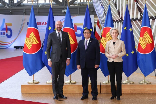Thủ tướng Phạm Minh Chính bắt đầu các hoạt động tại Hội nghị Cấp cao ASEAN - EU - Ảnh 1.