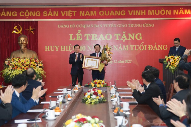 Trưởng Ban Tuyên giáo Trung ương Nguyễn Trọng Nghĩa nhận Huy hiệu 40 năm tuổi Đảng - Ảnh 1.