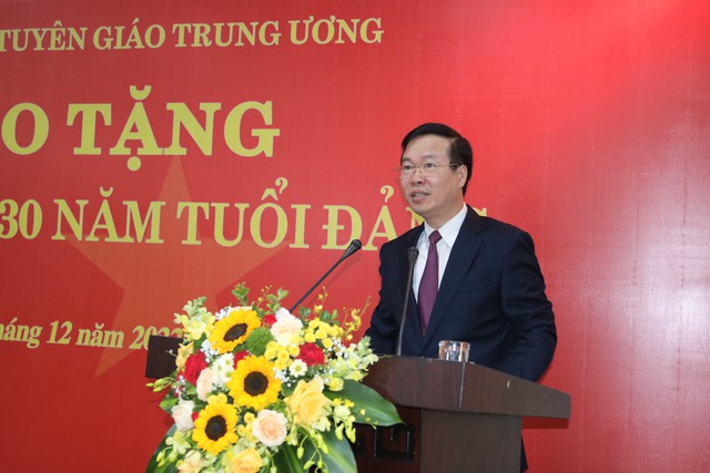 Trưởng Ban Tuyên giáo Trung ương Nguyễn Trọng Nghĩa nhận Huy hiệu 40 năm tuổi Đảng - Ảnh 2.