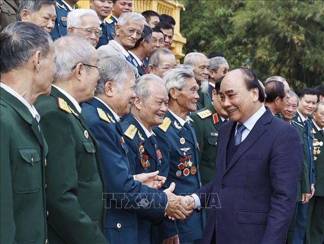 Chủ tịch nước gặp mặt các cựu chiến binh Bộ đội Tên lửa Phòng không và Sư đoàn 361 - Ảnh 1.