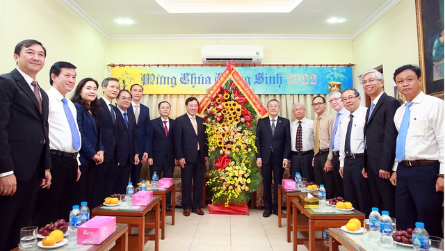 Phó Thủ tướng Thường trực Phạm Bình Minh chúc mừng Giáng sinh tại TPHCMC - Ảnh 5.